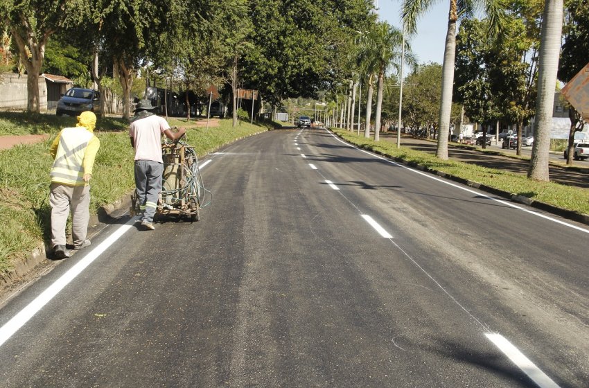 PREFEITURA REALIZA SERVIÇO PINTURA DE SINALIZAÇÃO NA AVENIDA LUCIANO POLTRONIERI