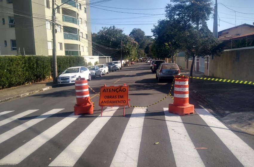 PREFEITURA INTERDITA TRECHO NA RUA CÂNDIDO BUENO PARA OBRAS