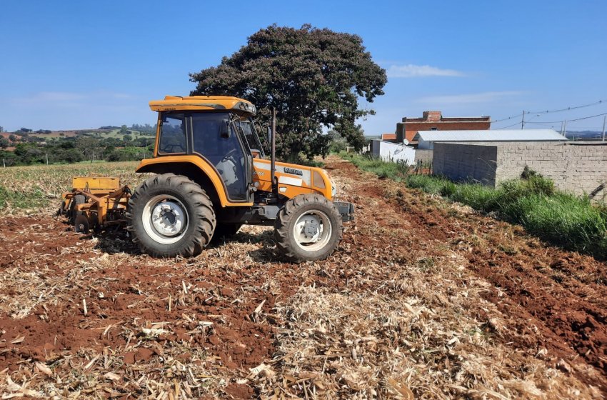 PREFEITURA DE JAGUARIÚNA AJUDA PRODUTORES RURAIS A ENFRENTAR PERÍODO DE ESTIAGEM