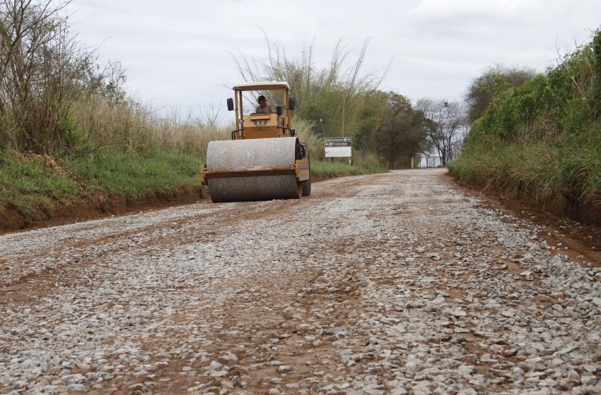 PREFEITURA REALIZA OBRA DE MELHORIA NA ESTRADA DA FAZENDA GUAYÇARA