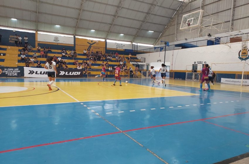AUDAZ LIDERA O CAMPEONATO DE FUTSAL FEMININO