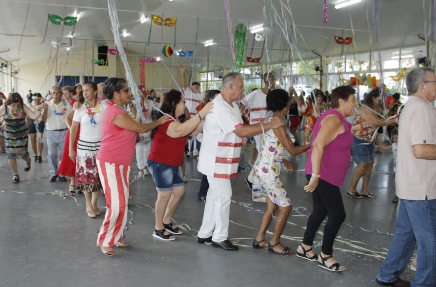 BAILE DE CARNAVAL DA TERCEIRA IDADE DIVERTE IDOSOS NO PARQUE SERRA DOURADA