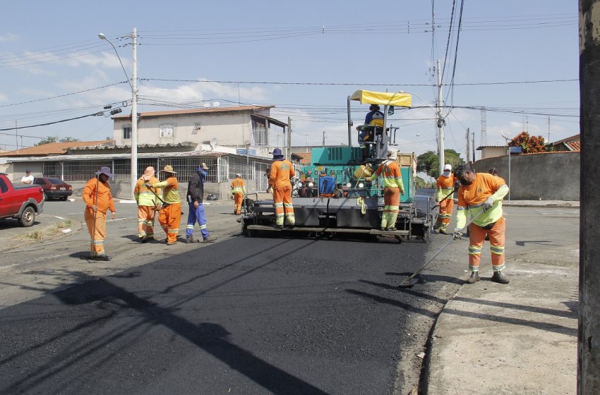 RECAPE NA RUA SOUZA: PREFEITURA APLICA MASSA ASFÁLTICA  