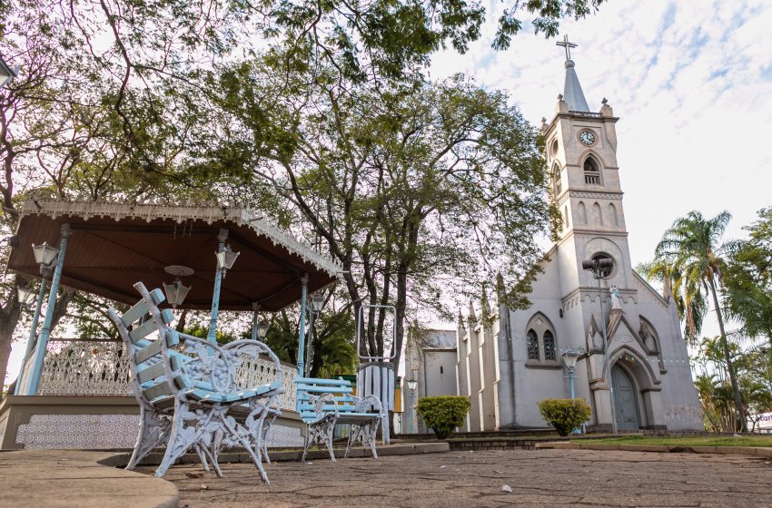 SÁBADO É DIA DE MÚSICA NA PRAÇA COM SHOW GRATUITO 