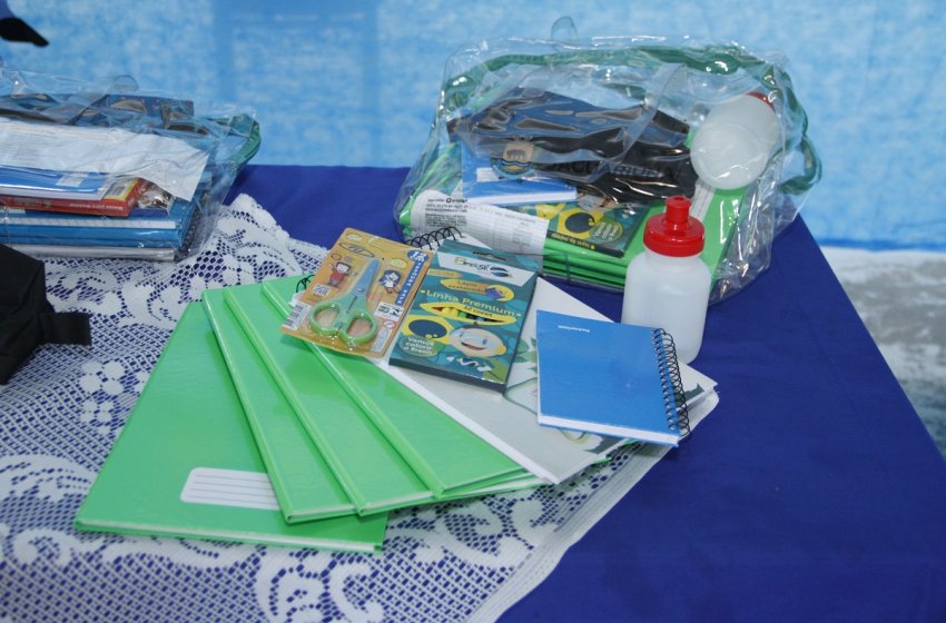 PREFEITURA DE JAGUARIÚNA DISTRIBUI KIT ESCOLAR PARA 10 MIL ALUNOS