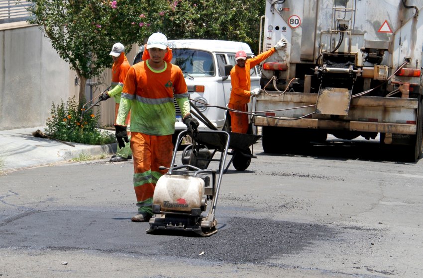 OBRAS REALIZA OPERAÇÃO TAPA-BURACOS NOS BAIRROS MAUÁ E BERLIM