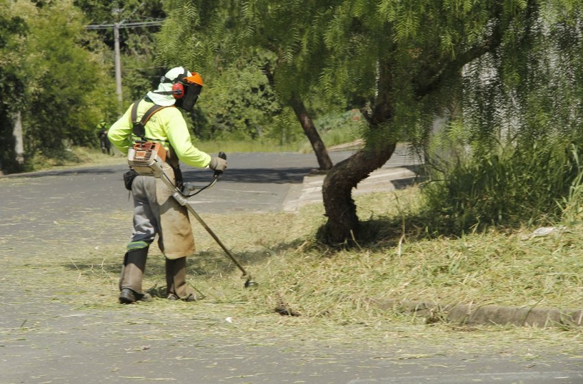OBRAS REALIZA SERVIÇO DE ROÇAGEM NESTA TERÇA