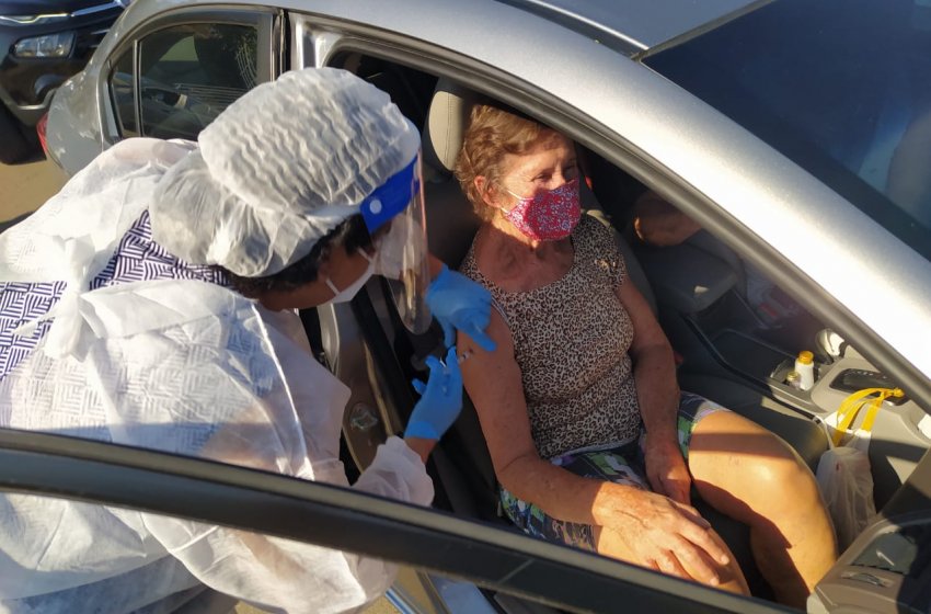 SAÚDE DE JAGUARIÚNA APLICA 777 DOSES EM VACINAÇÃO CONTRA A COVID NO PARQUE SANTA MARIA