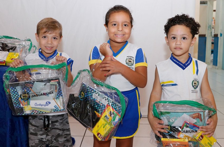PREFEITURA DE JAGUARIÚNA REALIZA ENTREGA DOS KITS DE MATERIAL ESCOLAR NA REDE MUNICIPAL DE ENSINO