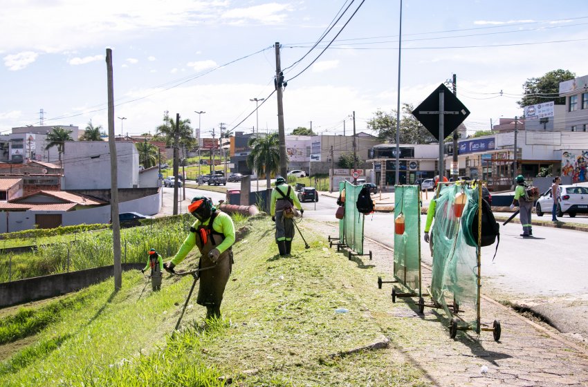 PREFEITURA REALIZA SERVIÇOS DE ROÇAGEM NESTA QUARTA 