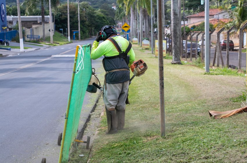 PREFEITURA REALIZA SERVIÇOS DE ROÇAGEM EM VÁRIAS VIAS 