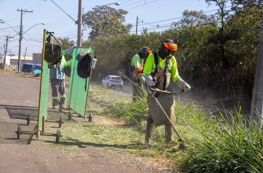 PREFEITURA REALIZA SERVIÇOS DE ROÇAGEM EM VÁRIOS BAIRROS