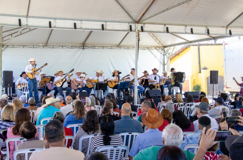 ‘CAFÉ COM VIOLA’ ENCANTA PÚBLICO NA ESTAÇÃO DE GUEDES