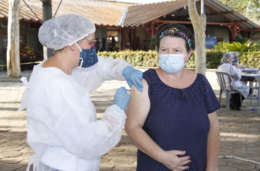 A VACINAÇÃO CONTRA A COVID-19 CONTINUA NO PARQUE SANTA MARIA NESTA TERÇA-FEIRA