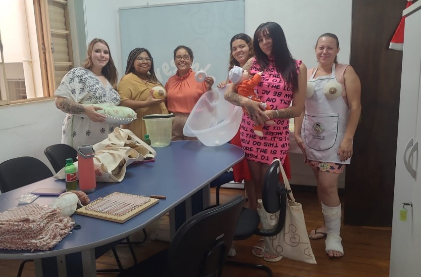 AULA SOBRE ‘PRIMEIROS CUIDADOS COM O BEBÊ’ ENCERRA O ANO DO PROJETO PRESENTE DE DEUS