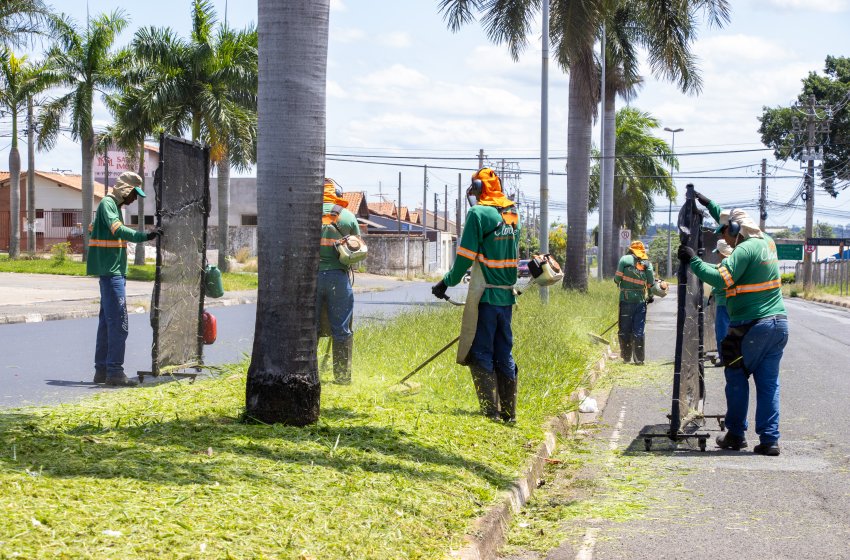 PREFEITURA REALIZA SERVIÇOS DE ROÇAGEM NESTA SEGUNDA