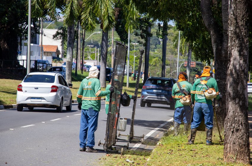 PREFEITURA REALIZA SERVIÇOS DE ROÇAGEM NESTA SEXTA