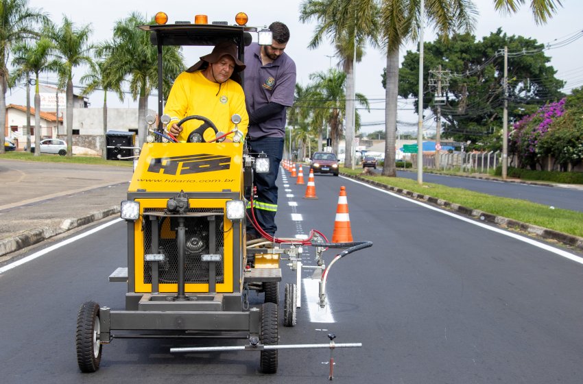 AVENIDA VICENZO GRANGHELLI RECEBE PINTURA DE SINALIZAÇÃO DE SOLO