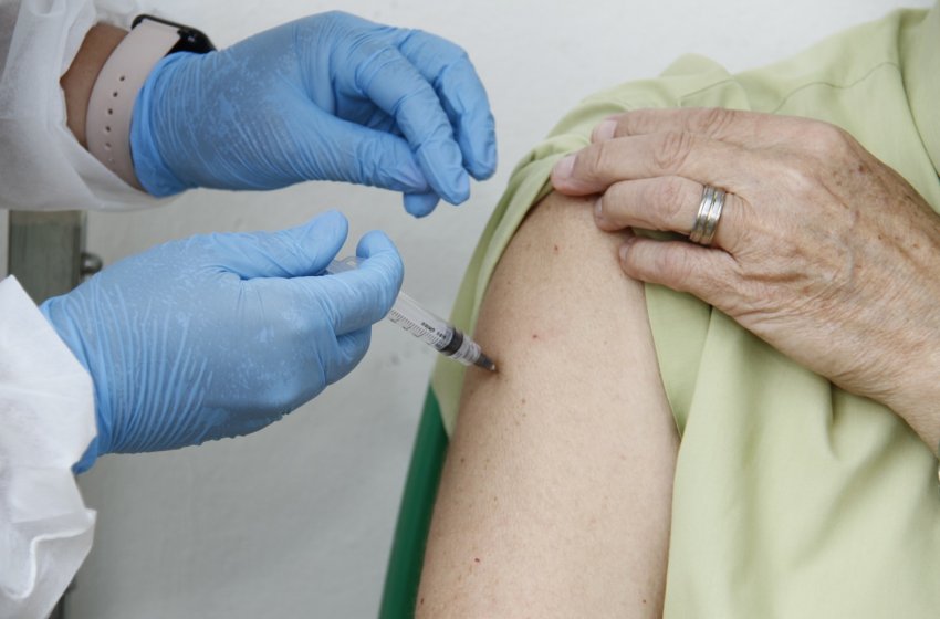 IDOSOS DE MAIS DE 70 ANOS COMEÇAM A RECEBER A TERCEIRA DOSE DA VACINA CONTRA A COVID-19 EM JAGUARIÚNA