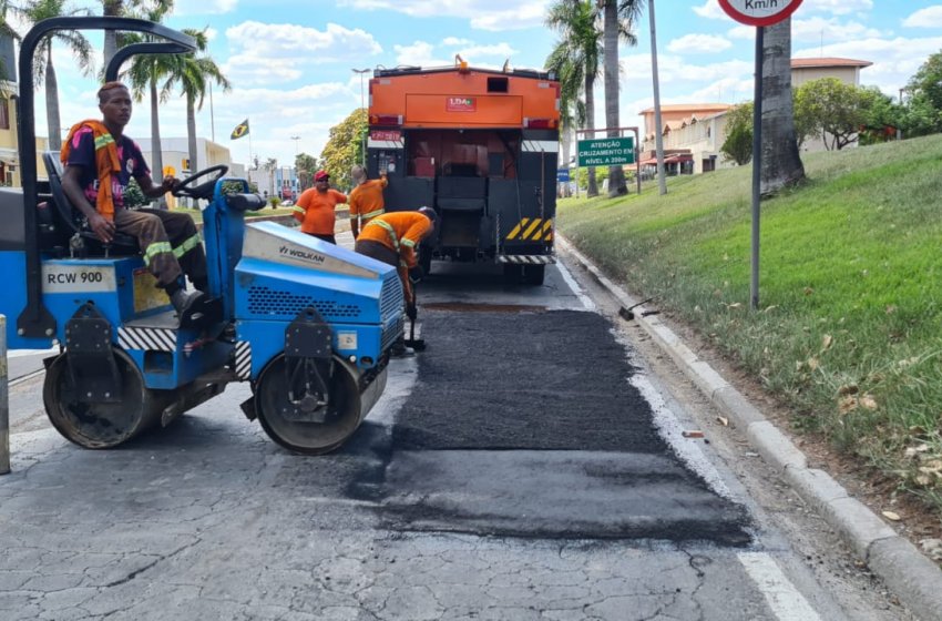 SECRETARIA DE OBRAS FAZ OPERAÇÃO TAPA-BURACOS EM FRENTE AO CENTRO CULTURAL 