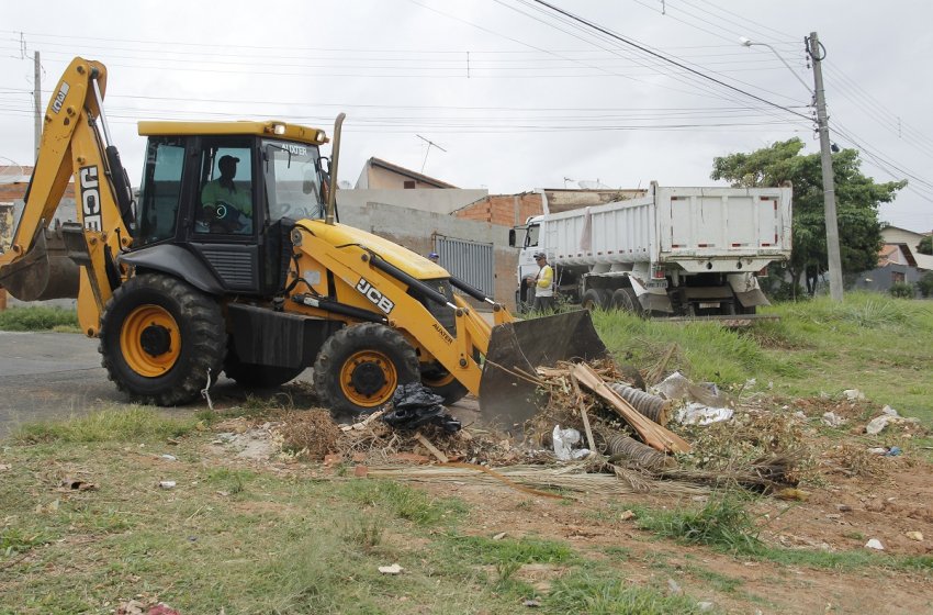 PREFEITURA DE JAGUARIÚNA FAZ SERVIÇOS DE ROÇAGEM E COLETA DE ENTULHO NESTA QUINTA-FEIRA