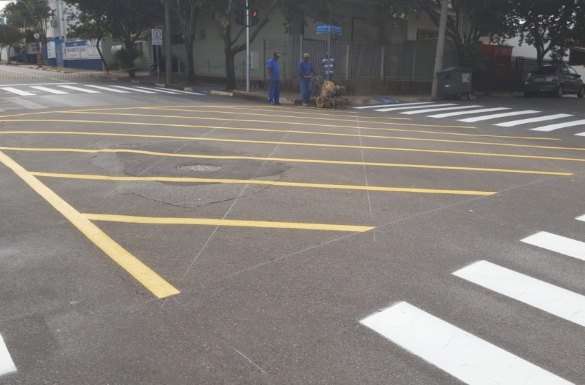 PREFEITURA DE JAGUARIÚNA REALIZA SINALIZAÇÃO HORIZONTAL NA REGIÃO CENTRAL