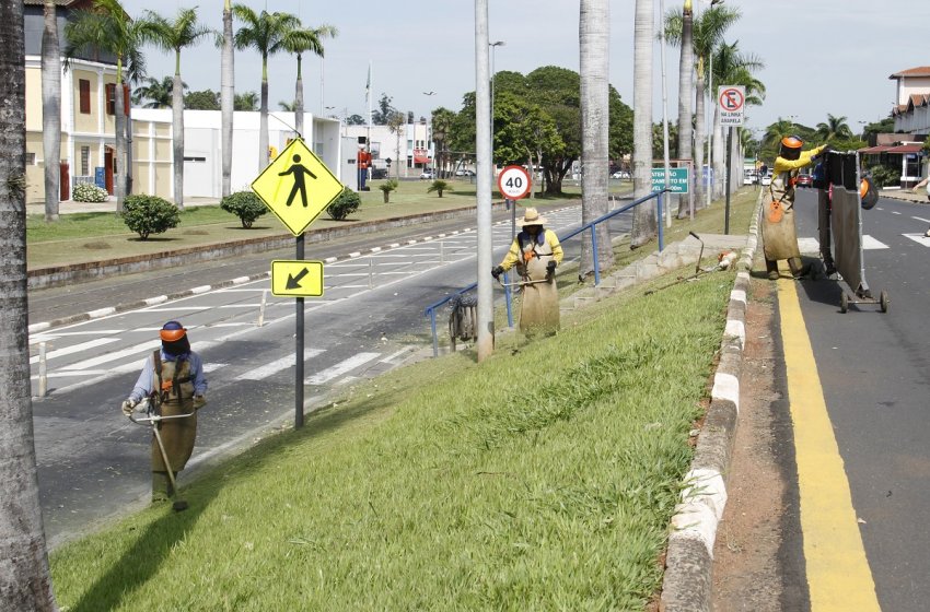 PREFEITURA DE JAGUARIÚNA REALIZA SERVIÇOS DE ROÇAGEM E REMOÇÃO DE ENTULHO