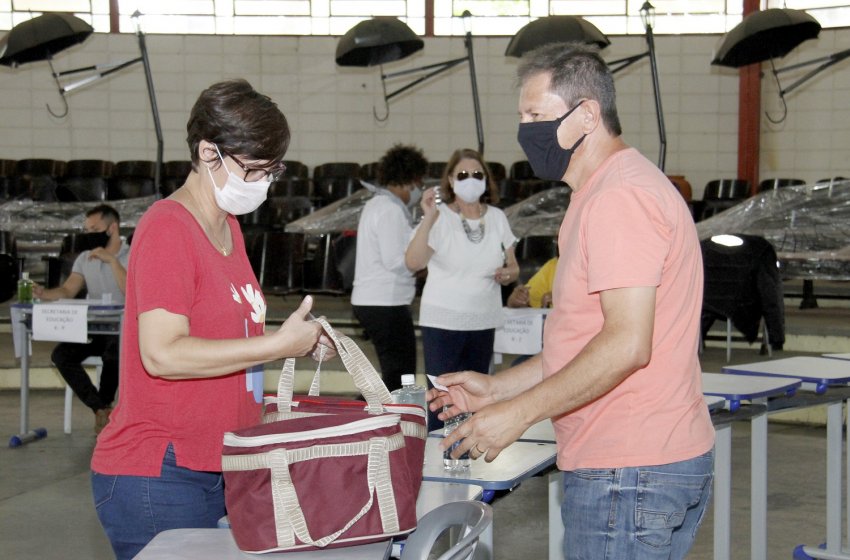 PREFEITURA DE JAGUARIÚNA COMEÇA A ENTREGA DO KIT NATALINO